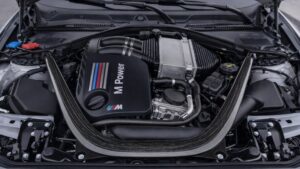 BMW M2 CS का 3.0 लीटर ट्विन टर्बो इंजन जिसमें M पावर ब्रांडिंग और हाई परफॉर्मेंस सेटअप