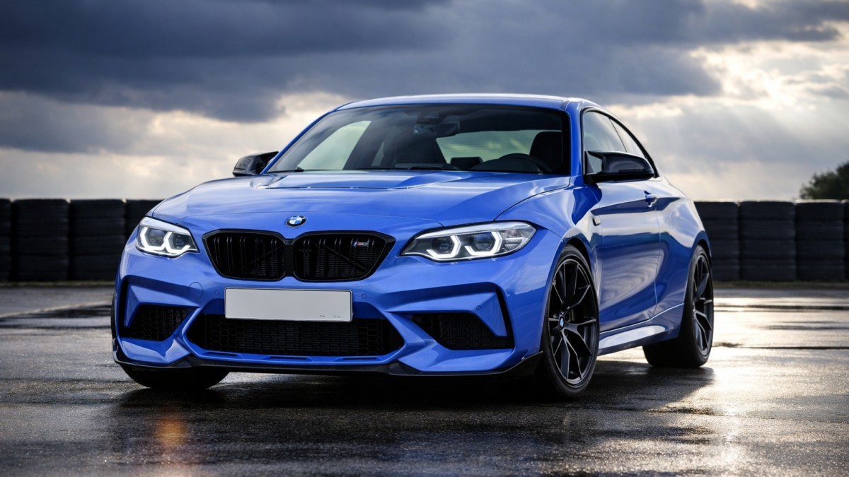 BMW M2 CS India Launch 2026 नीले रंग की हाई परफॉर्मेंस स्पोर्ट्स कार का फ्रंट व्यू