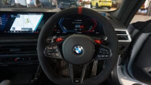 BMW M2 CS का इंटीरियर व्यू जिसमें स्पोर्टी सीट्स, डिजिटल डिस्प्ले और प्रीमियम डिजाइ