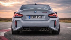 BMW M2 CS का रियर व्यू जिसमें क्वाड एग्जॉस्ट, LED टेललाइट और एग्रेसिव डिजाइन