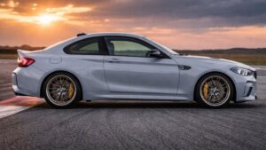 BMW M2 CS का साइड प्रोफाइल जिसमें इसका स्पोर्टी डिजाइन