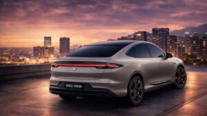 MG IM6 का रियर व्यू, LED लाइट बार के साथ कूपे SUV डिजाइन