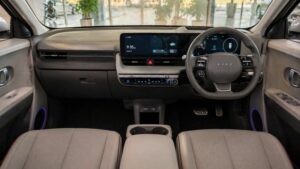 Hyundai IONIQ 5 का इंटीरियर ड्यूल डिस्प्ले और आधुनिक डैशबोर्ड के साथ