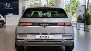 Hyundai IONIQ 5 का रियर व्यू शोरूम के अंदर प्रीमियम डिजाइन के साथ