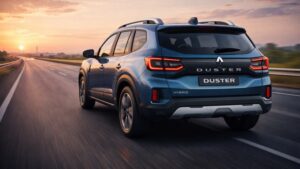 भारतीय सड़कों पर चलती हुई रेनॉल्ट डस्टर हाइब्रिड का रियर व्यू और प्रदर्शन