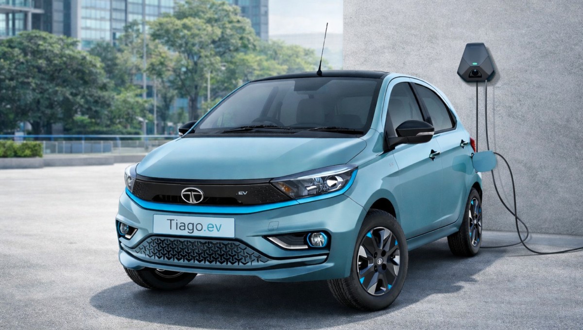 tata tiago ev base model price hindi में कार का फ्रंट व्यू और कीमत