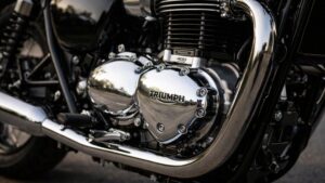 Triumph Bonneville 400 इंजन का क्लोजअप जिसमें क्रोम फिनिश