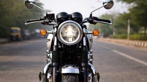Triumph Bonneville 400 का फ्रंट व्यू जिसमें गोल LED हेडलाइट और क्लासिक डिजाइन