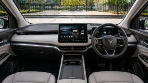 VinFast MPV 7 Review in Hindi में राइट हैंड ड्राइव इंटीरियर और प्रीमियम केबिन डिजाइन