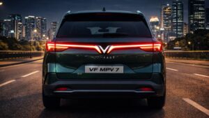 VinFast VF MPV 7 का रियर व्यू और एलईडी टेल लाइट डिजाइन