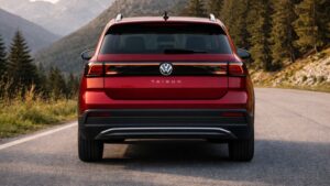 Volkswagen Taigun Facelift 2026 का रियर व्यू, कनेक्टेड LED टेललाइट्स और प्रीमियम लुक के साथ