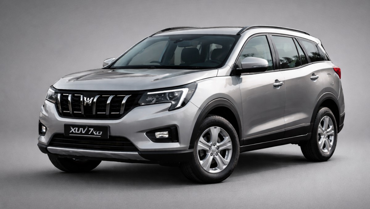 XUV 7XO 7 seater base model features front view SUV design