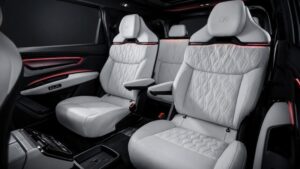 नई Audi Q9 SUV की प्रीमियम व्हाइट लेदर कैप्टन सीट्स और लग्जरी केबिन