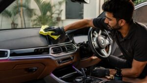 घर पर car interior cleaning tips के साथ dashboard साफ करते हुए