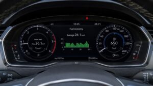 Fuel Efficient Driving Guide में high mileage दिखाता car dashboard