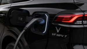 VinFast VF MPV 7 Range and Charging में fast charging port और battery technology