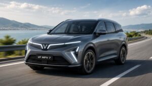 हाईवे पर चलती VinFast VF MPV 7 फैमिली इलेक्ट्रिक कार का शानदार दृश्य