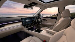 VinFast VF MPV 7 का luxury interior cabin और panoramic sunroof वाला premium डिजाइन