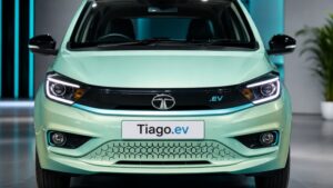 Tata Tiago EV का फ्रंट व्यू, LED DRLs और प्रीमियम इलेक्ट्रिक डिजाइन के साथ